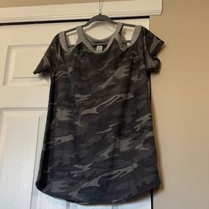 HEIMISH USA Women's Short Sleeve Cold-Shoulder Camo Tee in Gray and Black